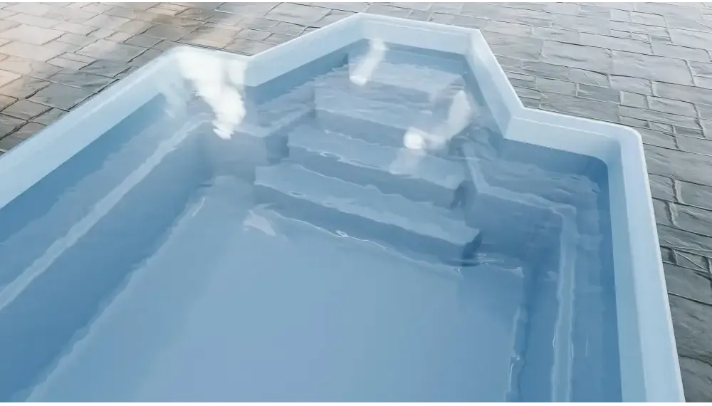 Glasfiberpool Grenada med intressant form och bekväma sittplatser i ljusblått